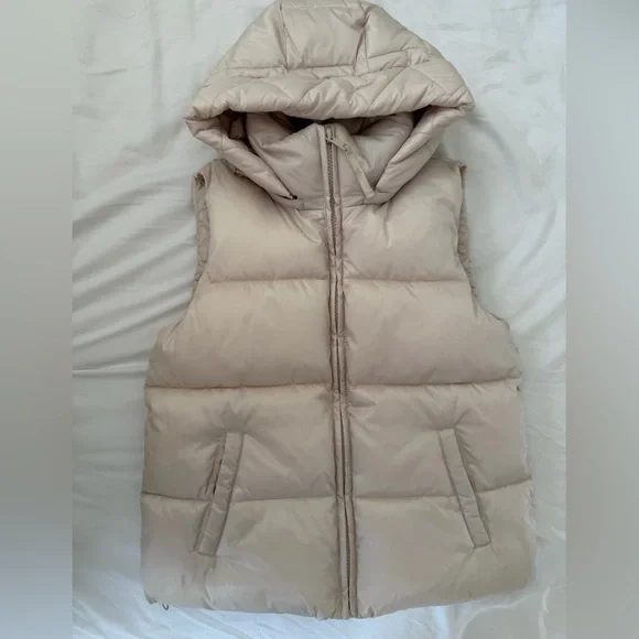 Gap heavyweight puffer vest in an off-white color with detachable oversized hood - Picture 4 of 5